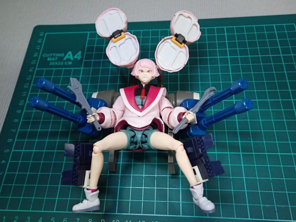 御覧のように、ヘビーアームズカスタムのパーツを流用しています。