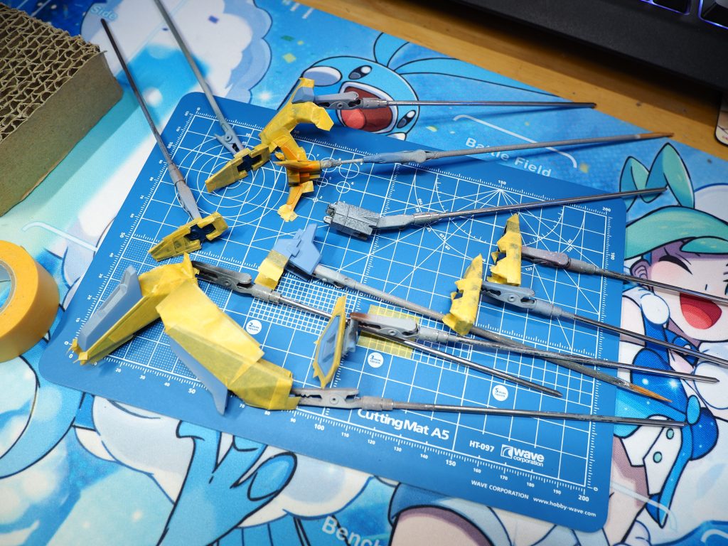 マスキングテープをひたすら貼った一部始終。組んだら見えなくなる内側部分を綺麗に塗り分けてしまったりもしているちゃんと仮組みをしろってヤツ