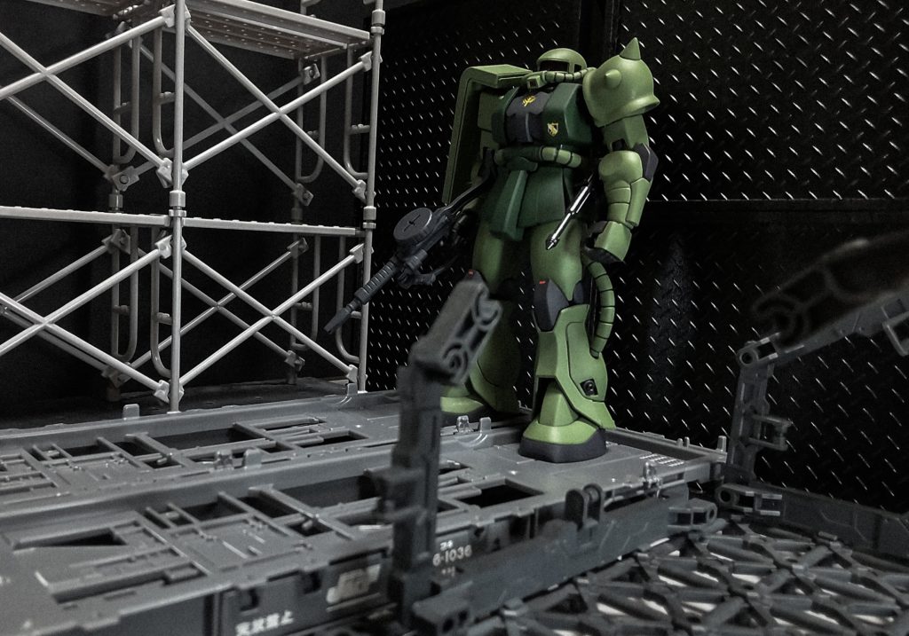 ↑終戦後に元ジオンのパイロット(詳細不明)から提供された写真。連邦軍に接収された際に、複数の連邦士官が本機を戦場で見たと話していたらしい。一年戦争でしばしば語られた“終戦までザクに乗り続けたベテラン兵”という逸話を裏付ける事例として、資料的価値が高い写真だ。