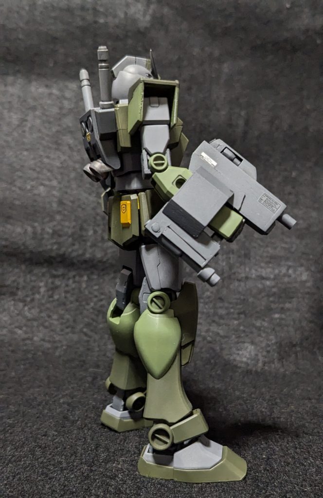 塗装はMrカラーの108番、120番、305番、364番、ガンダムカラーのシナンジュレッド等です。写真は少し青みが強くなっています?EGと比べるとFGは小さいですね。造形はFGの方が好みです。ランドセルはバーニアが一体型で無い分FGの方が圧勝です。