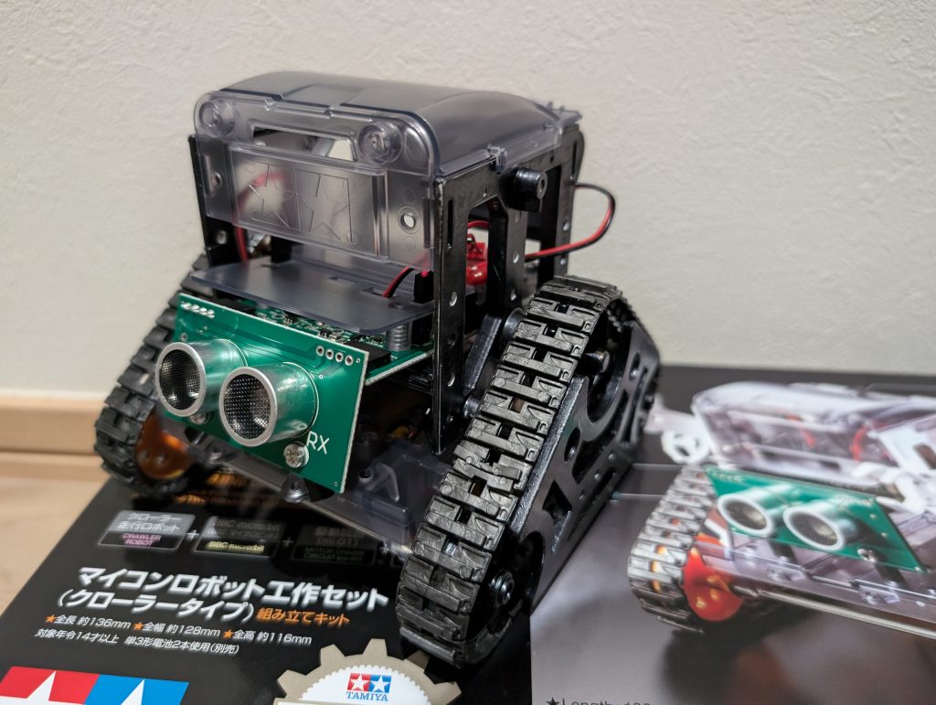 下半身のラジコン機構の元となった、タミヤのマイコンロボット。ガンタンクとの合体を想定して黒塗りでいったん組み立てておきました。しかし、そのままではガンタンクの上半身と合体できないため、カットと削りを駆使して、また、マイコン基盤も出来るだけ下に押し込みました。