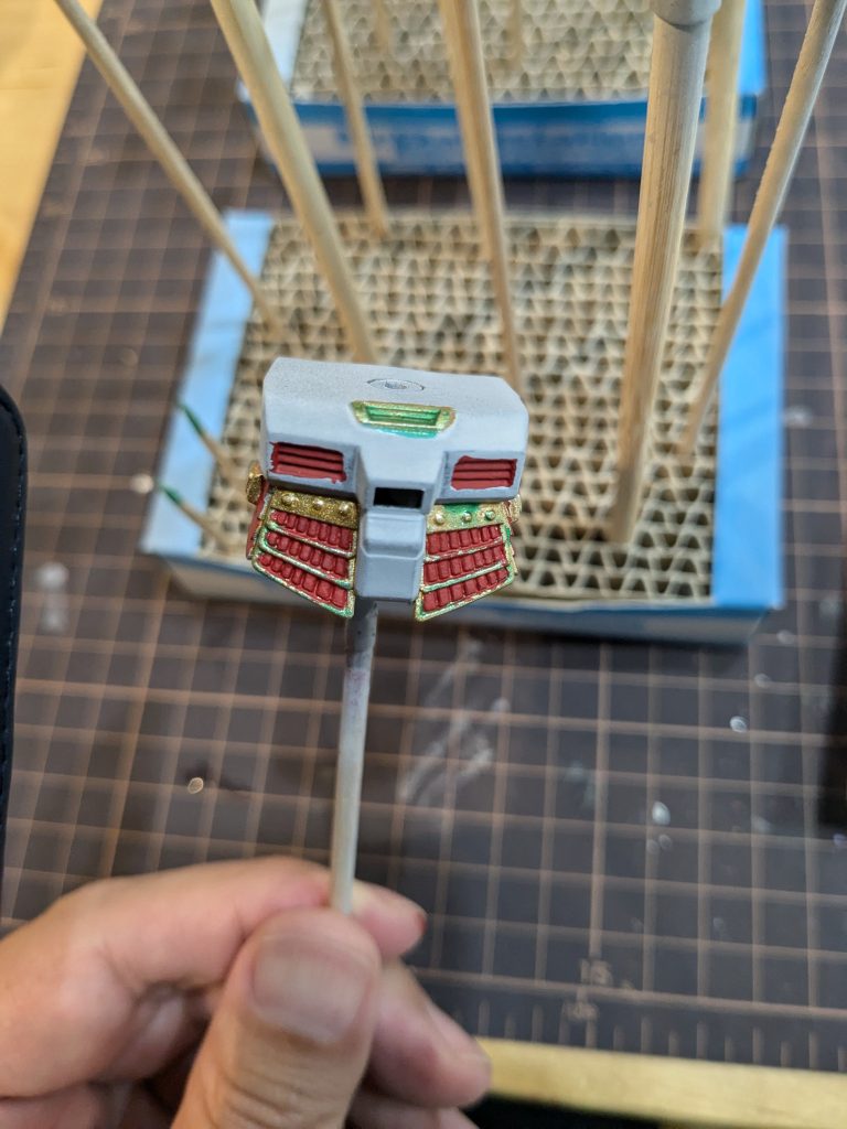 筆塗り工程。マスキングゾル使って塗り分けしようとしましたが自分のテクでは上手くいかず断念。この後やり直しで自力塗り分けに突入していきます。