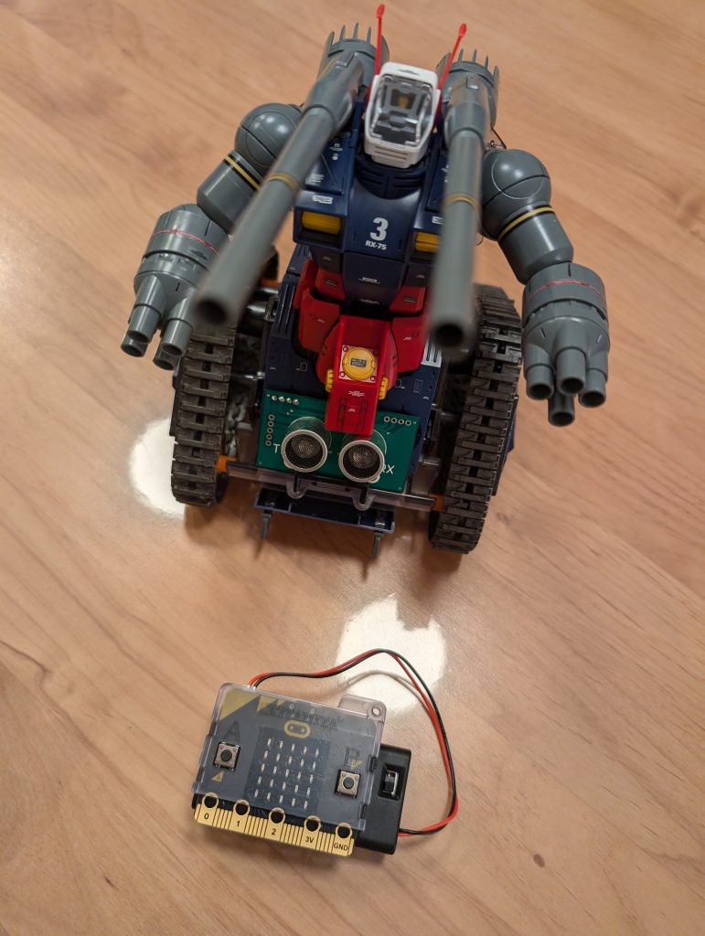 下半身の2つの丸い蓋みたいなのを取り外して、超音波センサーを取り付けることが可能です。その場合は、正面に障害物があれば自動で回避します。写真の手前がコントローラーのBBCマイクロビット。左右に傾けることでガンタンクが旋回します。https://youtu.be/X6LoF1Bg38E?si=kjAAwxAs3dgBIBxJ