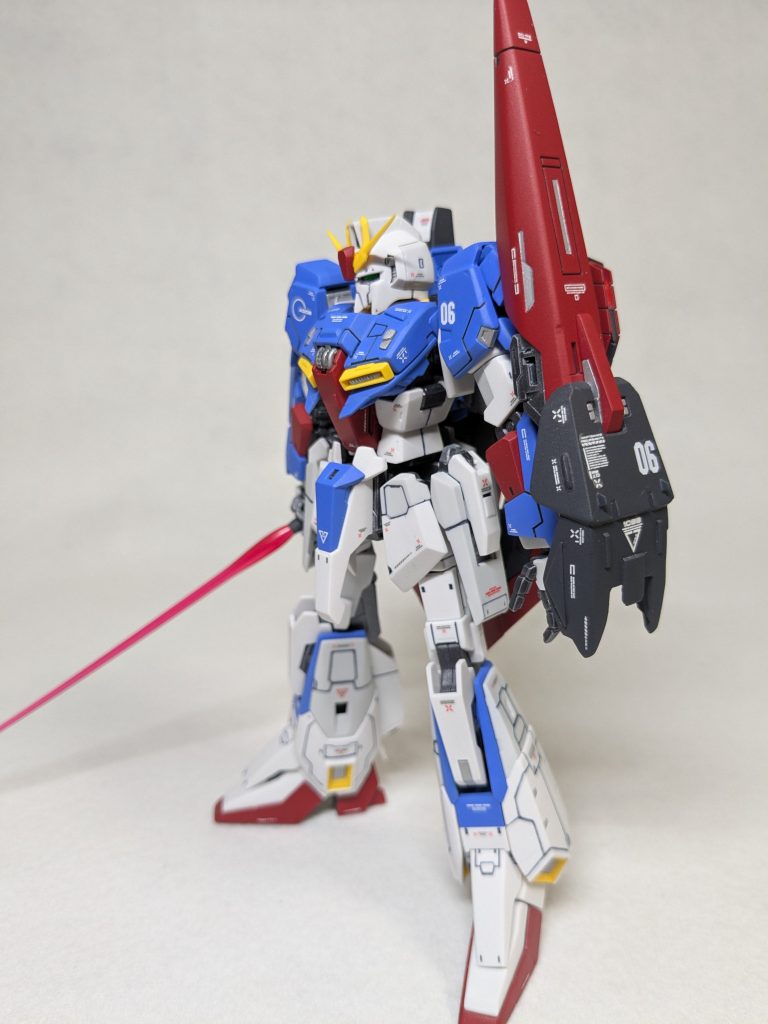 RGのスタイル、ものすごく気に入っています。ですが、シールドの黒い部分がすごく小さいのが作る前からずっと気になっていて、思い切って私なりに若干ボリュームアップしました。