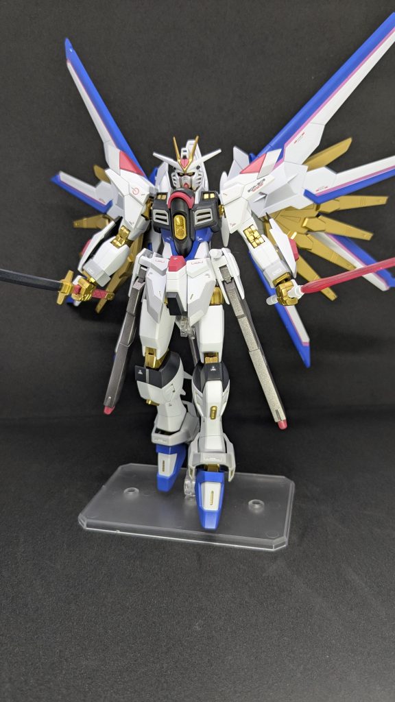 ゴ－ルドは水性のス－パ－ファインゴ－ルド、青は色々混ぜたので覚えてません。白はメイレスケンプ、黒とグレ－はディアクティブ、赤はルナマリア。