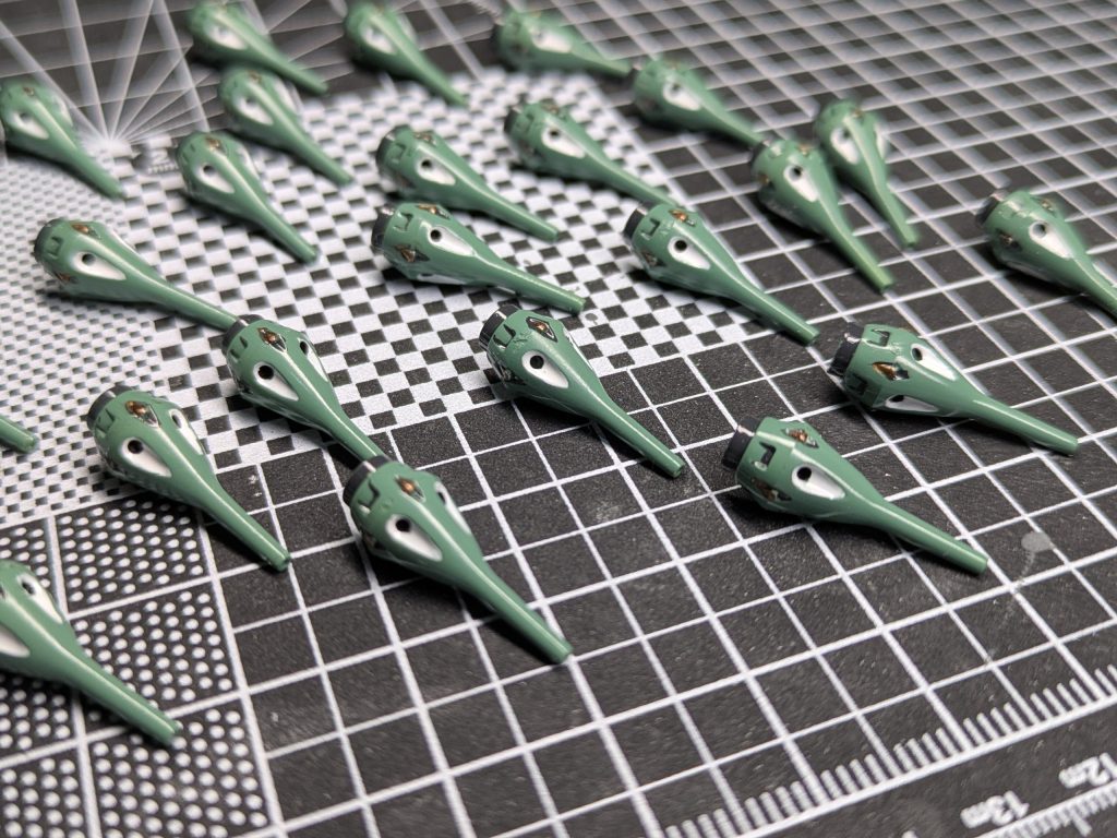 ２４機のファンネルたち・・・、この作業は毎度、苦行のようです。