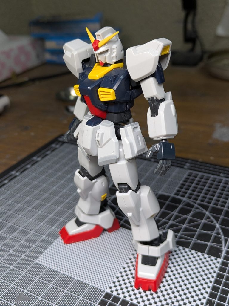 腰部が延長され可動域が増えた分、腰部アーマーを拡大しました。