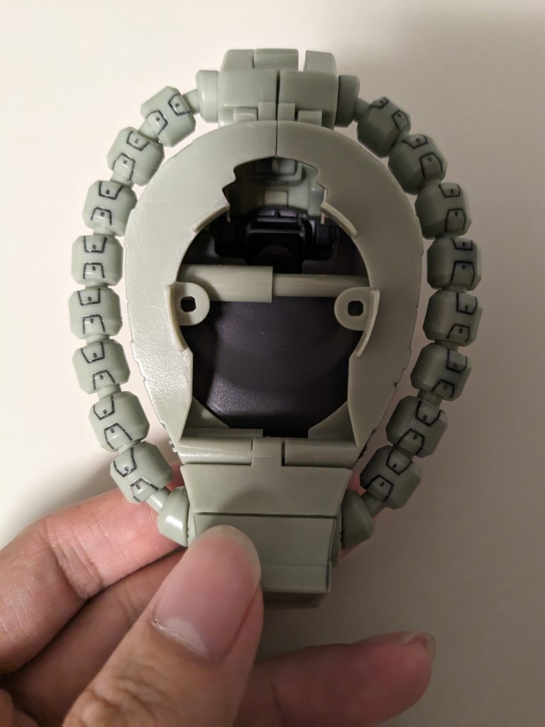 全っ然はまらなかったので下の部分を削りまくりました。もう台座に載っけてるだけになってます。人に用意された台には載らないという気概を感じました。