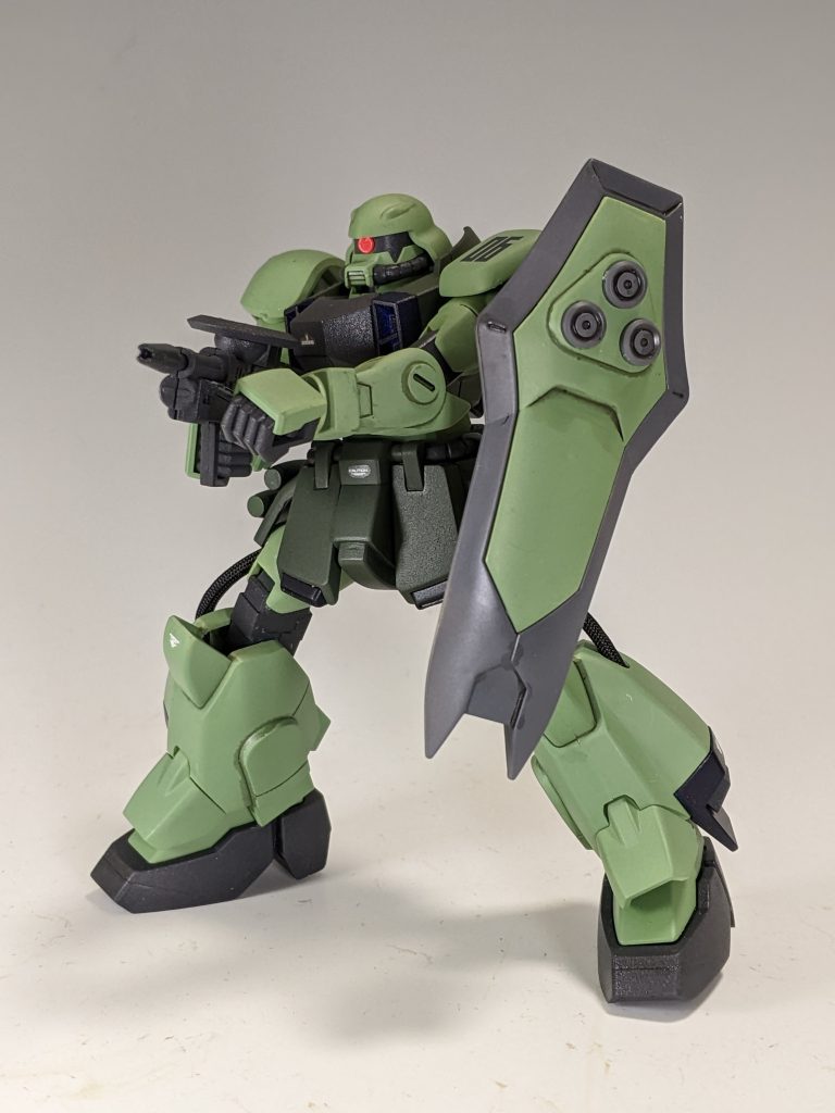 正面。まだスプレー缶塗装をしているようなので、おそらく10年近く前に購入し8年近く塗装までやって放置していたザクウォーリアを、カスタマイズマテリアルで完成させました。