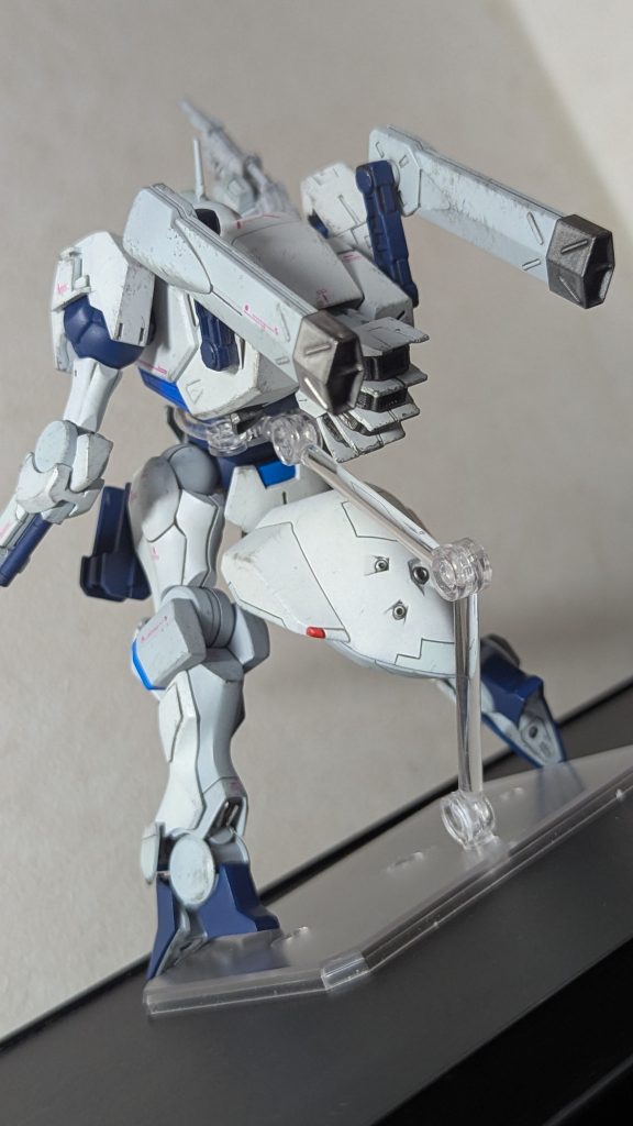 ハンドガンのマズルとしてコネクタピン追加、TR-6のパーツの内側だけ青く塗ってるのがおしゃれポイントです。左太ももにハンドガンのホルスターをつけてますが、内側が干渉して塗装が剥げそうなので装着したら二度と抜けそうにないためしまえません。