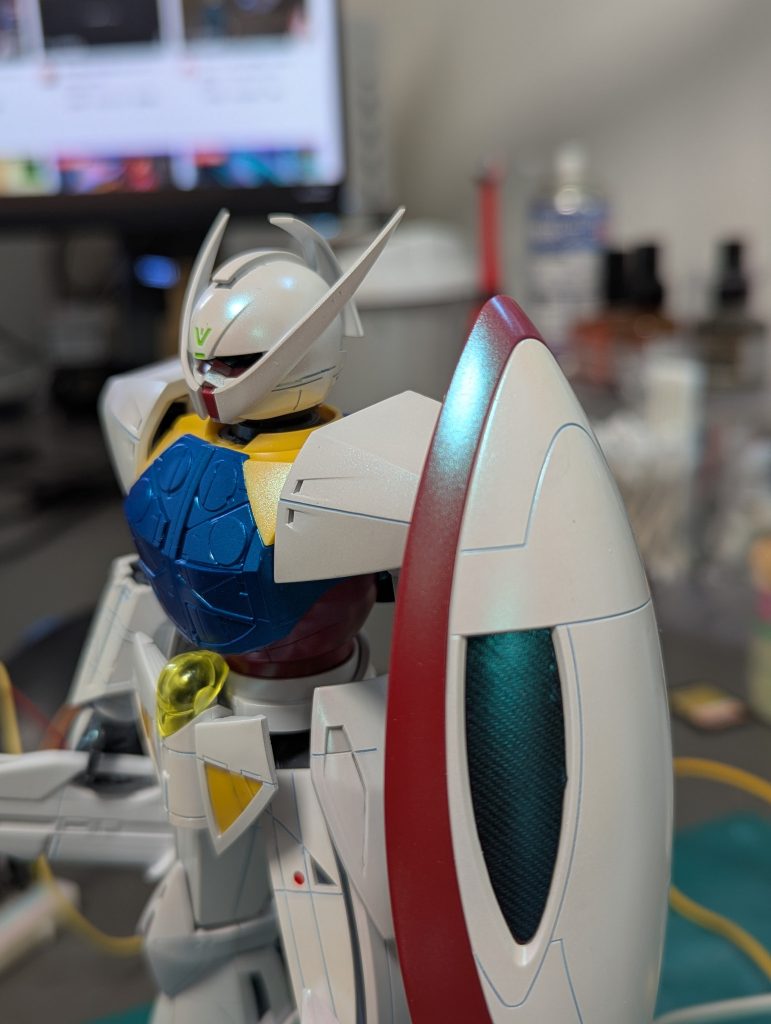 ターンエーに合うかと思ってMr.クリスタルカラーでパール調にしています。シールドの黒いところはカーボン調のデカールを貼りました。 