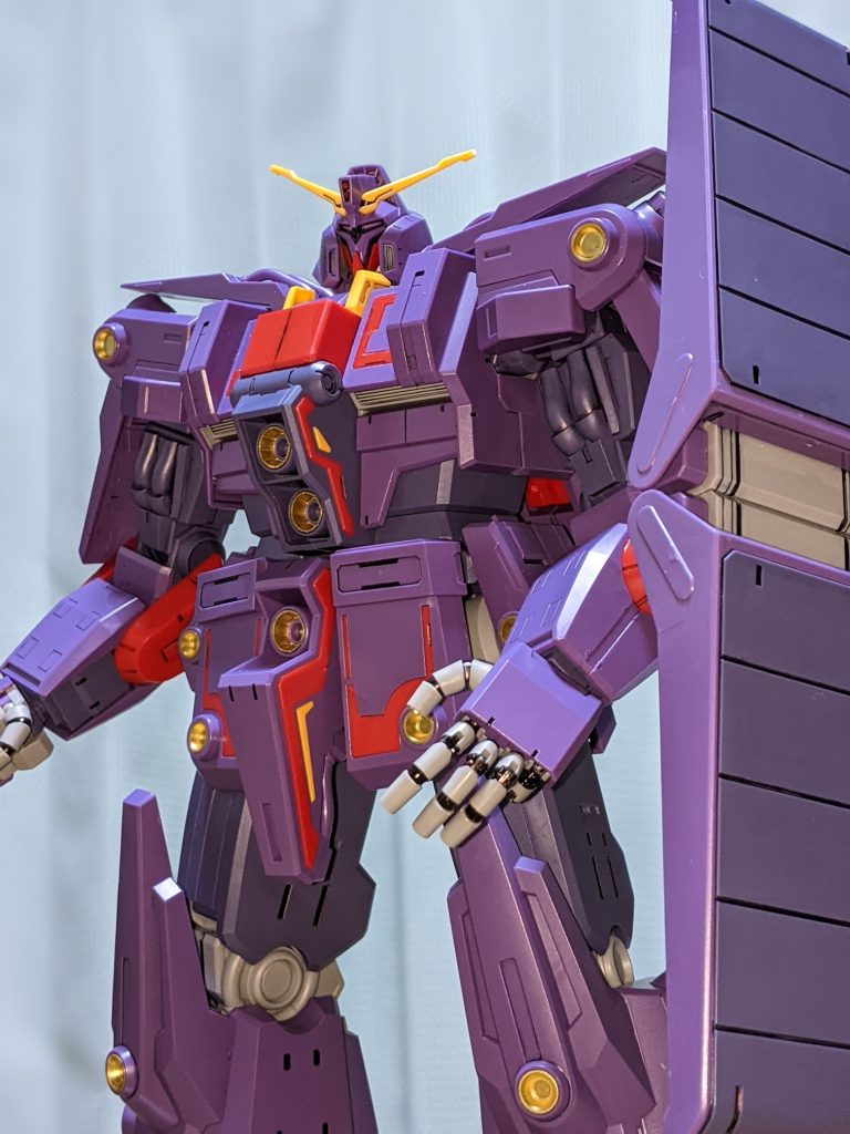 基本の素組です。ゲート処理とか墨入れ、部分塗装とかしてたら完成まで二週間かかってました( ;∀;) 制作中で仮UPしたので奮起しました。バーニアの金色はマッキーゴールドとシルバーを使っております。このペン、便利ですよね（同意していただける方いるかしら？）