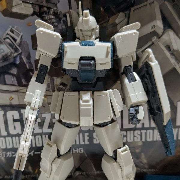   約12年前のキッドで古いガンプラの割に、結構カッコ良いです。  YouTubeで、中国版パクリのHG Ez-8を見て、『何だ！これカッコ良い』と思い。積みプラ棚から10年前に、プレバンで購入したEz-8を引っ張り出して仮組みしてみました。 改修目標は、中国版パクリのスタイリッシュなEz-8を目指す。  取り敢えず顎が、引ける様に改修しました。これだけで印象が、かなり変わりました。 （1枚目）