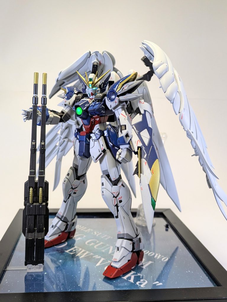 正面から今回は店舗予選通過を目標にガチ制作しました。規定サイズギリギリの大きさと見栄えからＭＧウイングゼロEW Kaに決めました。ちなみに、予定より早めに完成したためもう1個制作しました。それは別記事で。