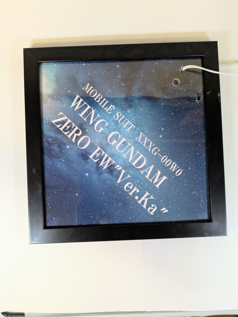 今回の専用ベース。裏に電池と端っこにスイッチ仕込んでます。