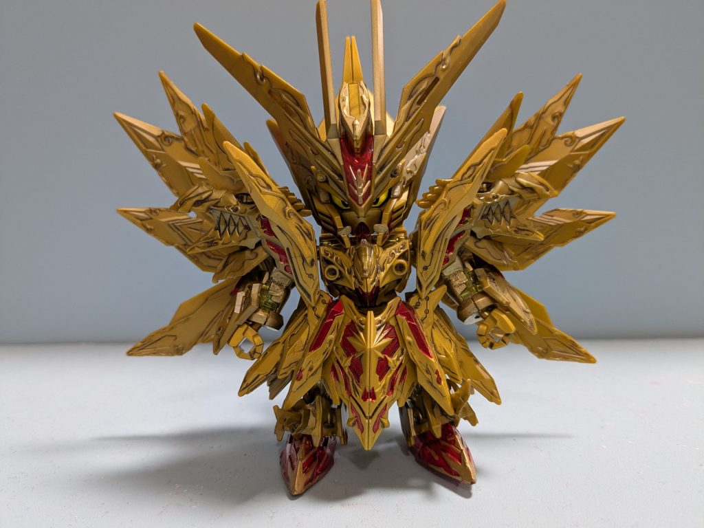 正面から、全身の形成色が金かクリアレッドしかないため細かい模様は塗分けになります。こいつ・・・いろいろ干渉して全然動かないぜ!(; ・`д・´)