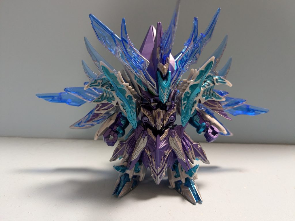正面から、銀一色のパーツに青塗ったり、青一色パーツに銀の模様塗ったりしています。使用色はコスモブルーとメッキシルバーですがメッキシルバーはメッキ成分使い切ったのかで普通のシルバーと変わりません、まぁ結果的にメッキでキラキラよりこっちのがバランスよいかな？('ω')ノ