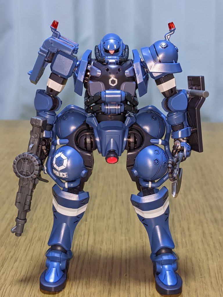 フロントからですが、パトレイバー風な臭いがぷんぷんします。肩にパトライト。シールド裏に電磁警棒。まんまやんw劇中で山下いくとさんデザインのモビルスーツを所感はエヴァ然として好きに成りきれないと思っていました(過去形)。