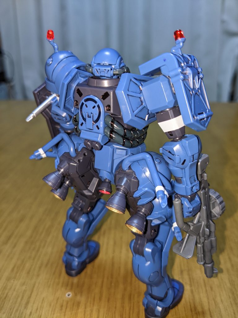 背面から見ますとバックパック(外付けブースター?)はないので、プレバンとかからでしょうか。太もものバーニアが存在感をあっぴるしてますね。マーキングシールとかはまだ張ってないです。番号どれにしようか迷ってますw