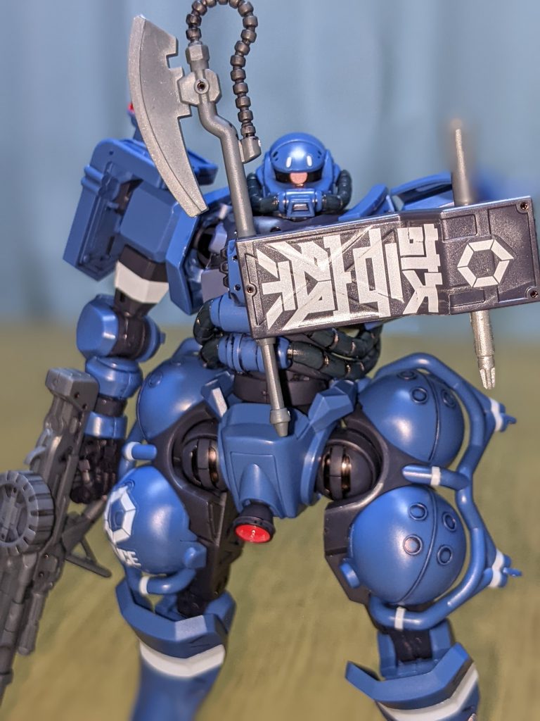 軍警ザク最大の特徴はパトライトよりもシールドの「警察」の2文字!電磁警棒&ヒートホークは刃の部分をシルバーに塗装。かっちょよです。