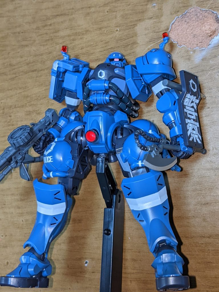 素組み・墨入れ作成でポイントがあるとすれば、モノアイパーツ(B①)パーツは一度真っ黒に塗った方がモノアイが映えます。シールも絞った綿棒で空気を抜きながら貼り付ければ酷い失敗はないでしょう。パトライトのゲート処理で白色化しちゃったら赤マッキーで修正すればほぼバレません!ガンダムQuuuuuuXも手持ちにありますが積んでますw軍警ザクがかっこよすぎでした!!「宇宙(そら)に散れっ!」ポーズはみなさんやってるので割愛しました。