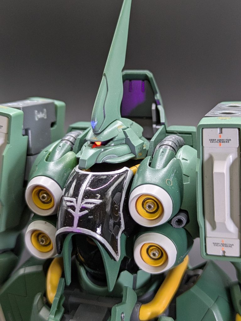 モノアイを、斜め上方に切れ込み拡大してモノアイの存在感が増しました。