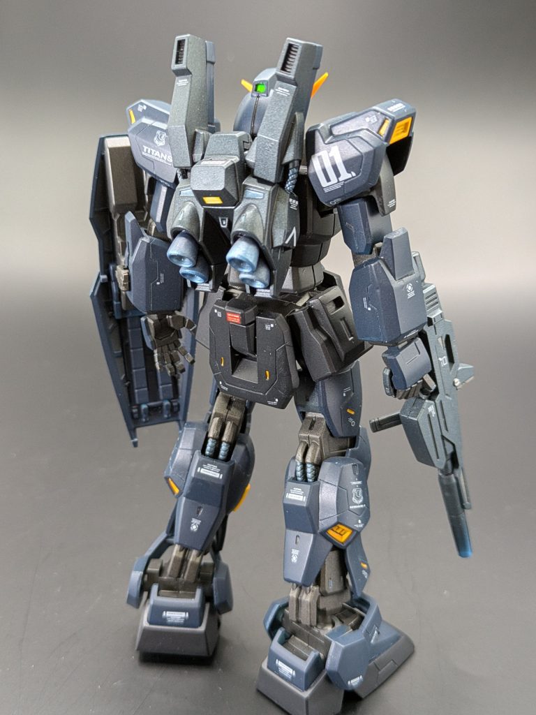 後ろ姿も逞しいです。