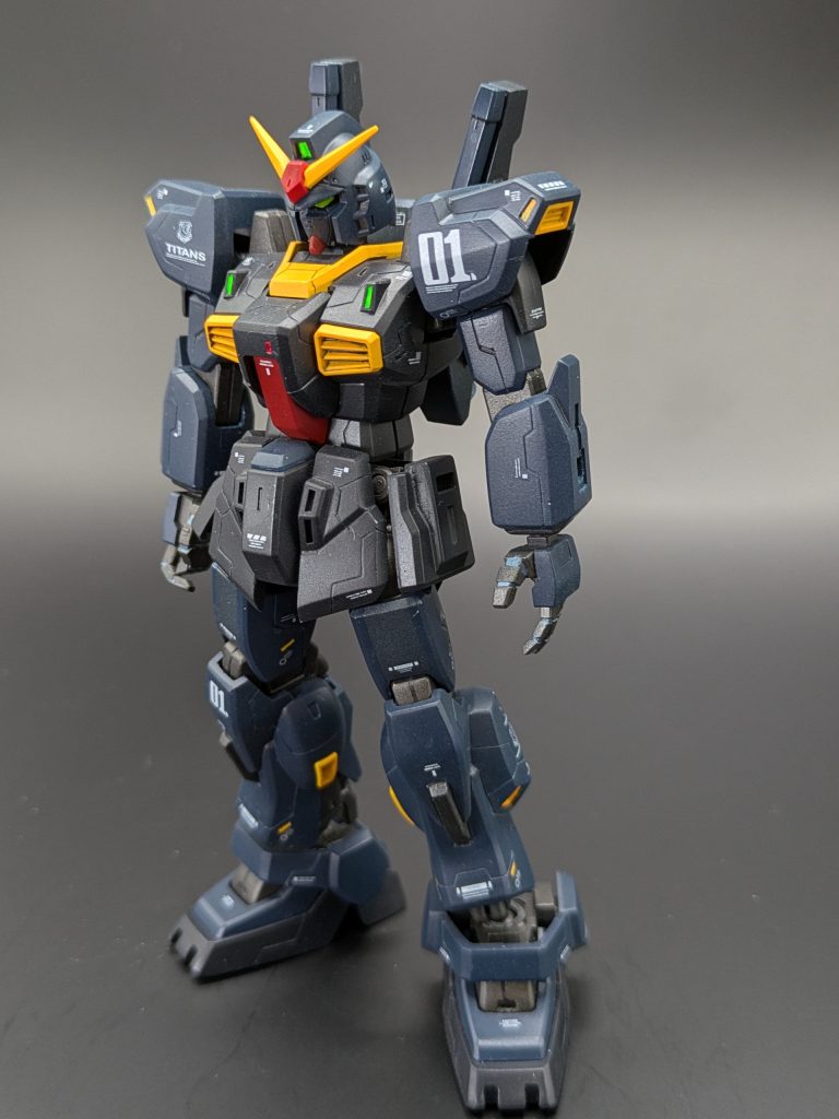 頸部延長、可動域拡大で顎を引けるようにし、腰部はボールジョイントで可動域拡大、腰部アーマーの大型化。足底関節の可動域拡大。なかなかのS字立ちになりました。