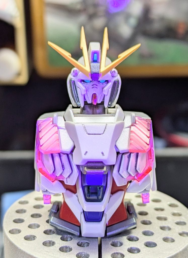 こちらはビコ〜ンチェック😊 ちなみにカラーリングは… 本体ホワイトは2色使ってまして メインはガイアのパールシルバー、 サブを今回試したい色として…