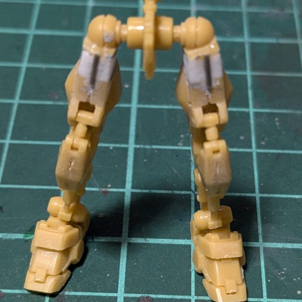 ガンダムアーティファクトの百式です。無改造で作る予定でしたが太ももの延長をしてみました。肘の後ハメとアンテナを伸ばしランナーに変更してます。胸の紺色とフレームのグレーを塗装。金色部分はレッドゴールドにスパーシルバー足してシャンパンゴールドの様な色を作り、クリアイエローを重ねました。（1枚目）