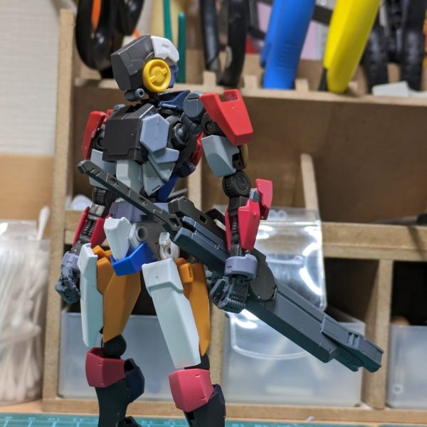 ガンプラのミキシングで人形メカを作ってます。今回は戦闘用（1枚目）