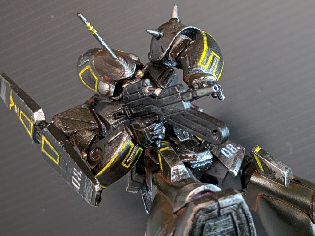 正直リアルタイプカラーがどういう立ち位置なのかをよく理解していませんが、なんとなくテスト機っぽいイメージでマーク描いたりライン引いたりしました。黒地に黄色で蜂っぽくなったので08のナンバリングです。盾のティターンズシンボルが結構上手くいったんじゃないかなと思います。