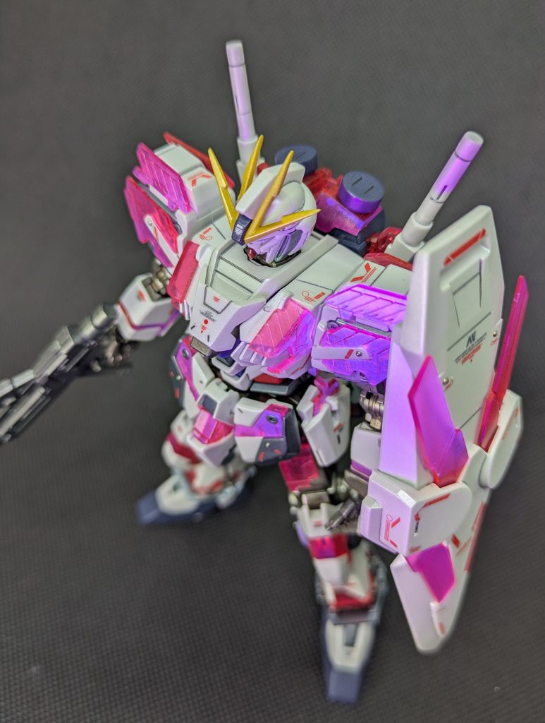 お気に入り俯瞰ショット✨️ 今回、デカールはMGの V2アサルトバスター、 スジボリ堂さんのロボデカール を使用しました👍️