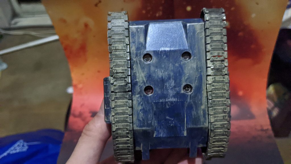 そこの方は小岩とかガレキ等で擦るだろうな〜って感じで汚してます。