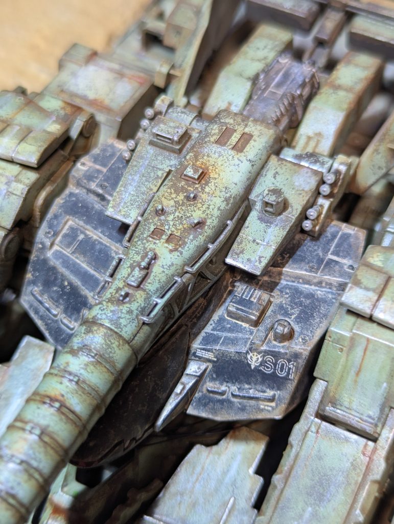 今回はエナメル塗料を乱用したため、小さいパーツから侵されポロポロ砕けていきました🥲アクリル塗装派なのでラッカー敬遠してましたが、保護も必要ですね…終盤、油彩ドッティングで雨垂れと錆垂れ追加してボディ部分は希釈したウェザリングペーストのマッドホワイトで仕上げました。