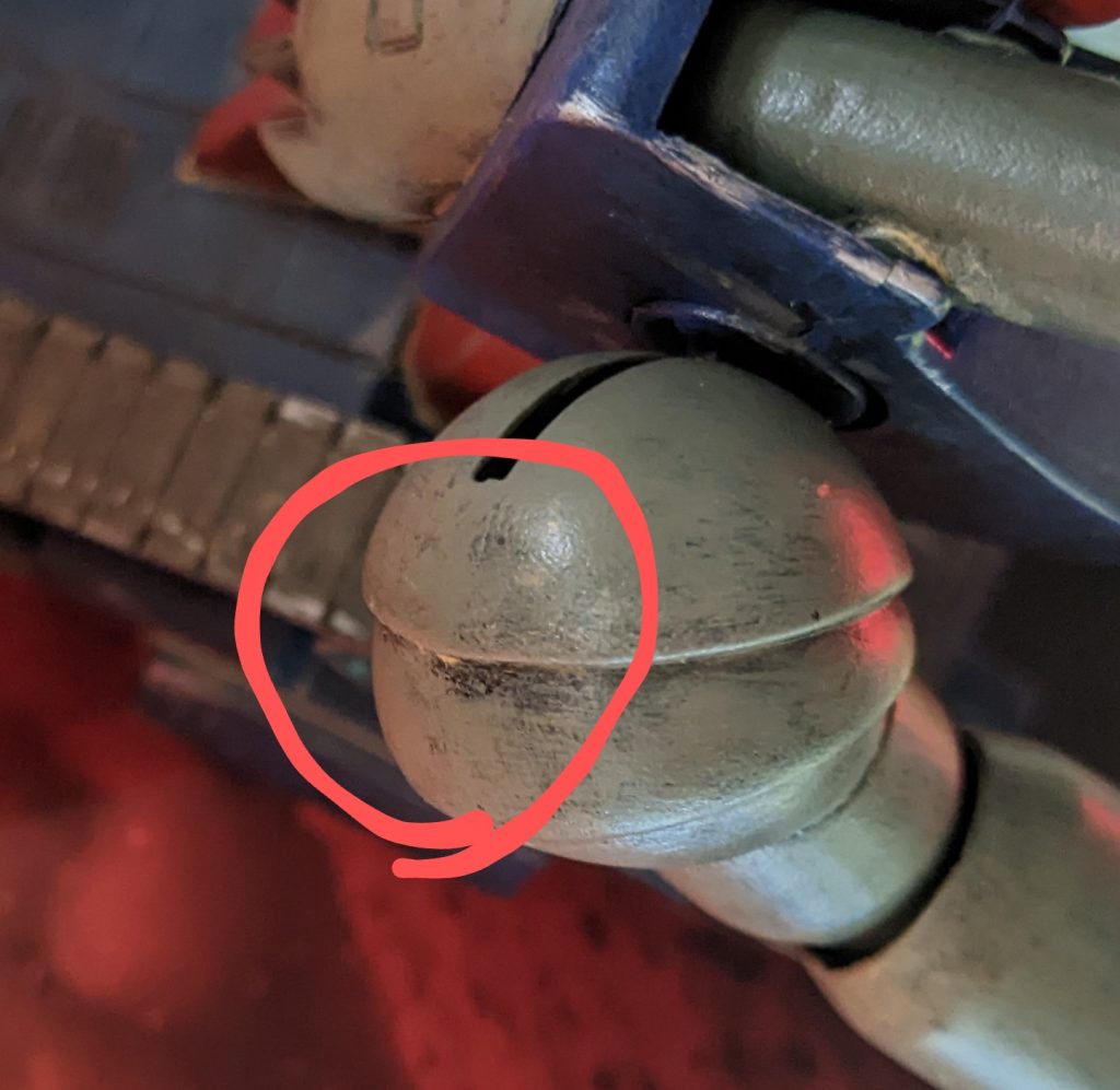 「そんな肩ぁっ、修正してやるぅぅぅぅぅ!!」って事で、再接着&再塗装&再ウェザリングしました。(iori_sei)