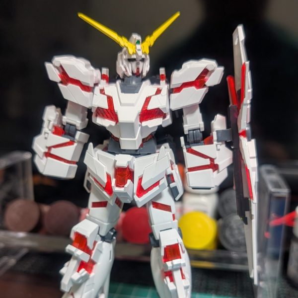制作途中。初全塗装です。サイコフレームにガイアの蛍光レッドを吹きましたが、クリアパーツと相性も良く、落ち着いた感じになりました。ブルーライトで光る様は見応えがあります。（1枚目）