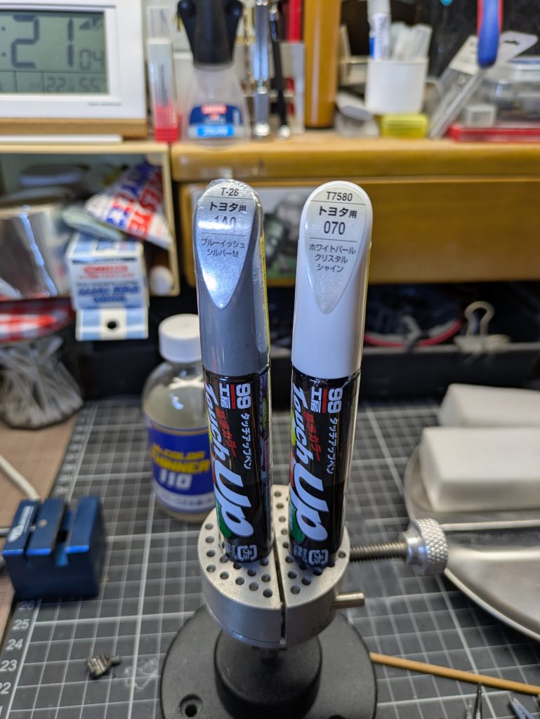 はい、こちら✨️ 右側のホワイトパールクリスタルシャイン😊 そう、模型塗料じゃなくて 車の補修用塗料です😏 実車用なので粒子が粗いのかな？と思いきや、全然そんなことありませんでした👍️ でもせっかく塗り分けしたけど写真ではその色味の違いは 全くわからず…😭 あ、左のブルーイッシュシルバーMは次回作で使う予定✨️ さて、何の機体でしょう(笑) ナラティブとくれば…😏