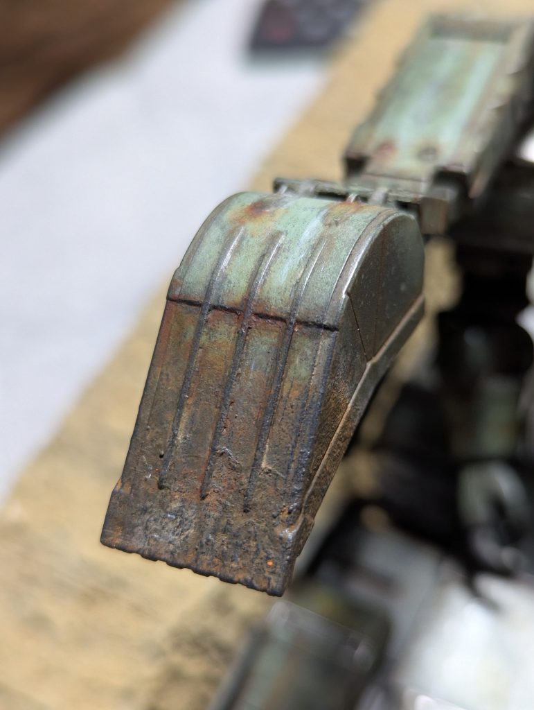 今回お気に入りは、シャベルバケット。MR.HOBBYピグメントセット(3色)初投入で楽しかったです✨アクリルうすめ液を筆につけて粉をちょんちょんと、まだらに盛り付けて完了！2年間どんだけ放置したんだよっていうぐらい錆やら雨垂れやっちゃいました😅