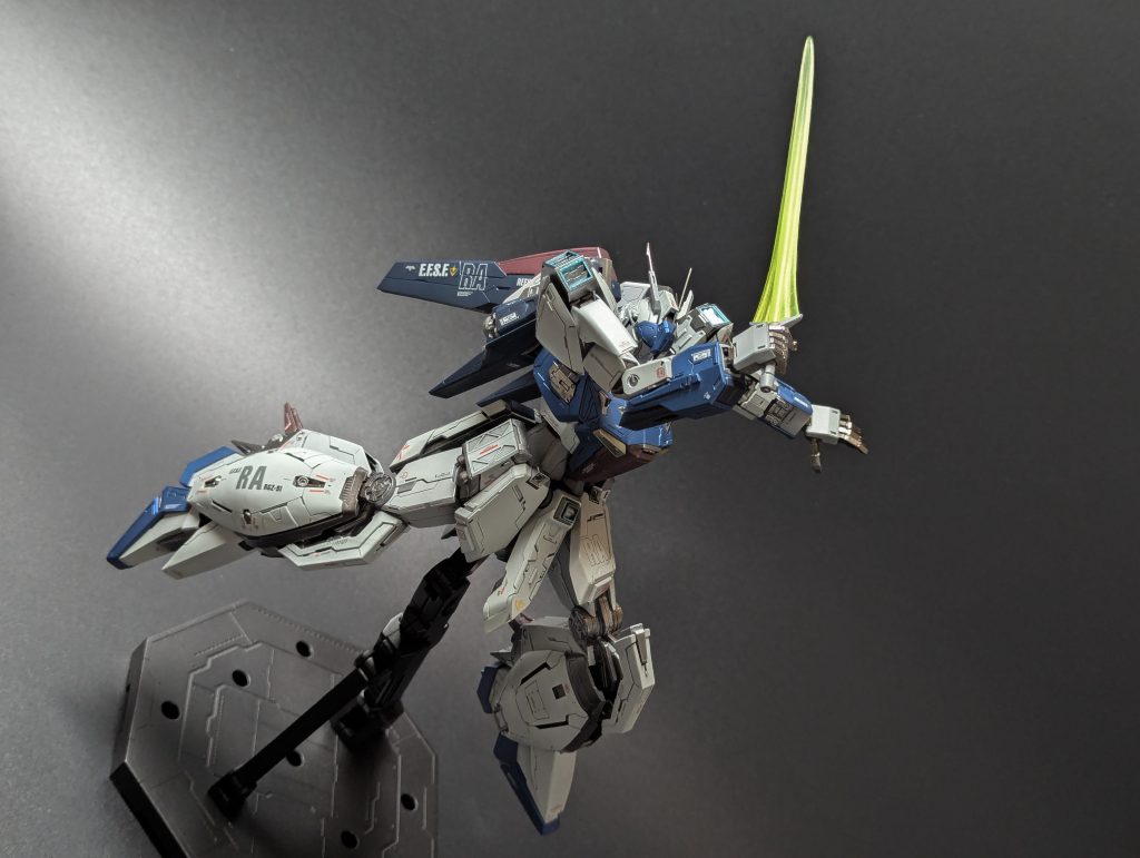 刃が薄く広がる独特なデザインのビームサーベルも透明レジンを使って自作。クリアーイエローのグラデ塗装で仕上げました。UVライトで発光します。