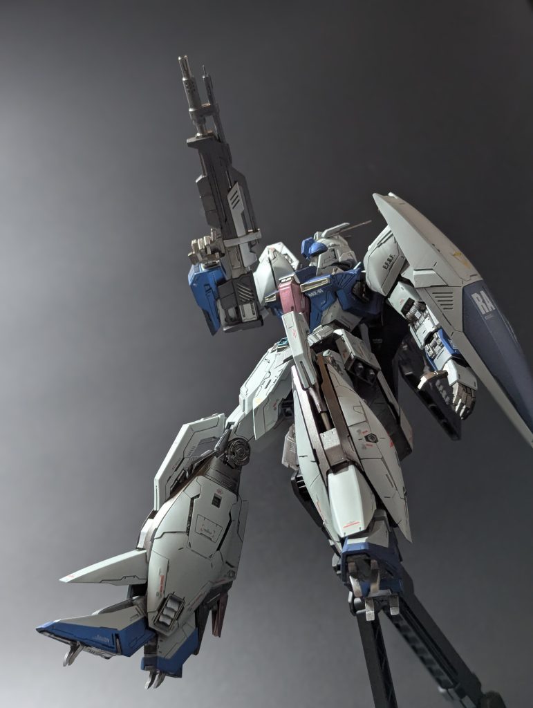 もう一つ超絶地味にこだわったのは、足裏のクロー。逆シャア劇中でもインパクトのあるシーンだったので、ぜひこれを再現したかった。てか、この爪ちゃんと立体化したの、これが初じゃね?違う?ニューガンver.kaとかにはあるけど、元祖はリガズィ!!で、設計は意外と大変でした。。。膝装甲の内側にシリンダーギミックを仕込んでいて、ちゃんと収縮します。このショットだと映えるなw