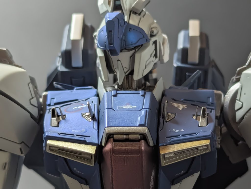 胸部には定番カトキディティール。まあ、Z変形とは違うから、ここにアンテナ生えてても意味ないかもだけど、、ほら、なんかかっこいいからw