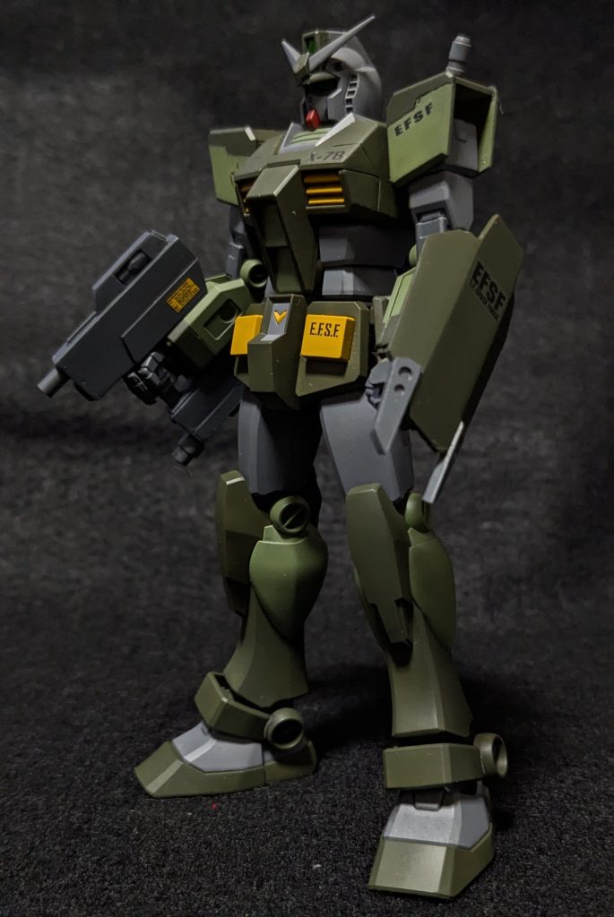 妄想設定続き…。ジェネレーターはそのままだったので出力こそ劣っているが他はガンダムに近く、重量は軽いくらいだった。その改修されたX-78に更に湿地用装備を施したのが今回のX-78密林戦仕様です。関節や電子部品と伝送系のシーリングで水や泥対策がされ、塗装もジャングル迷彩を意識した色に塗り替えられた。長いビームライフルは密林の中では扱い難いと判断され、開発中だった短い物をベースに改良変更された。これは後のビームスプレーガンのデータも使われている。1発のメガ粒子量を半分以下に抑え、射程は短くなったが弾数を増やしている。この武器にはビームサーベルのラックも付いていてそのままで使う事も出来た。急造だがシールドは小型で攻撃にも使える専用の物が用意された。