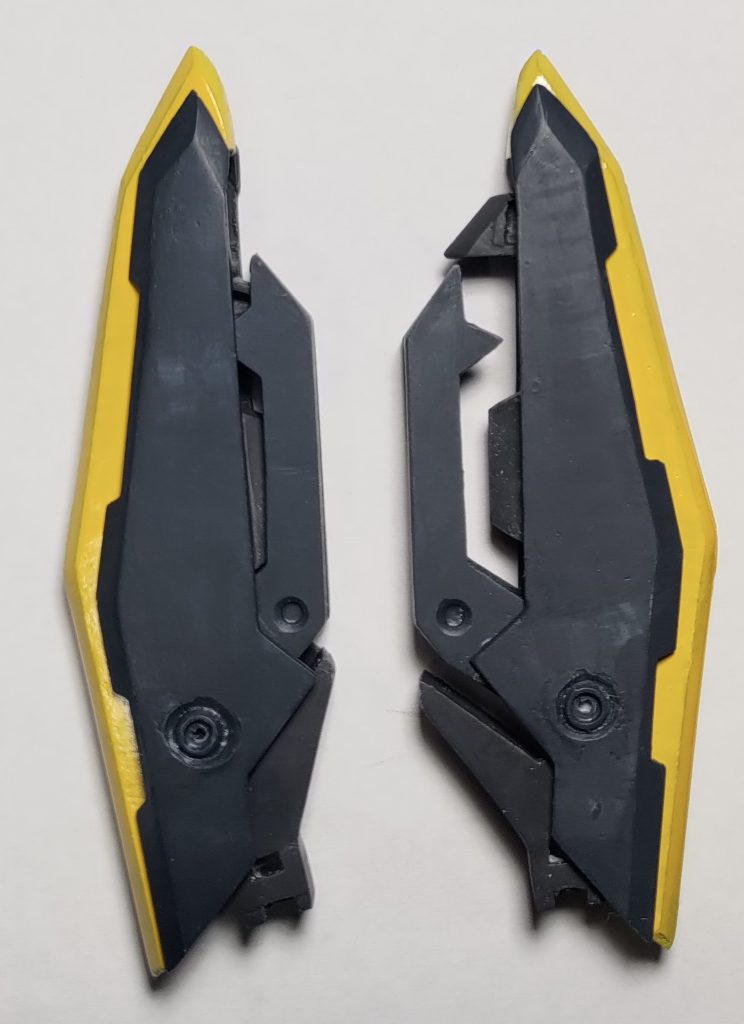 左が折りたたみ時右が展開時根本のフレームを動かすことでプライヤーの位置関係が変わって表情を変えられないかと考えたものです。あとは、綺麗にたたみたかったので、先端付近の突起も隠せるようにしました。クリアランスがわりとギリギリなので、プラ厚もギリギリです