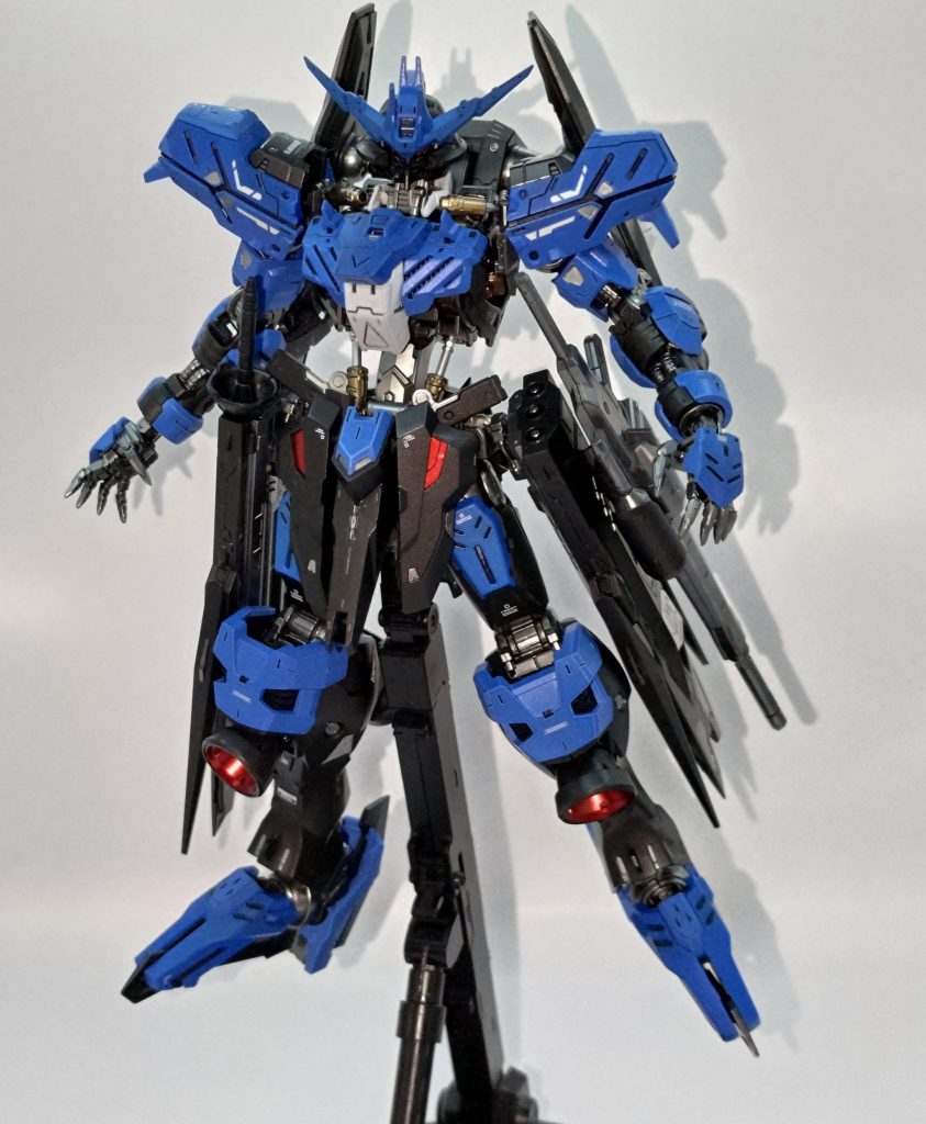 正面。黒装甲はグラファイトブラック、青装甲は過去に作った余りを使って塗ってます。途中で青が切れてしまい、一部の装甲をクレオスのライトブルーで塗ってます。