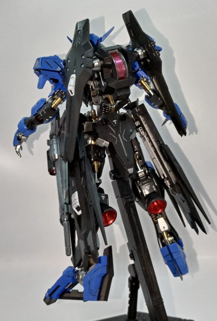 背面側元々のディテールが凄いので、デカールは貼れそうな所に市販のものを貼ってます。