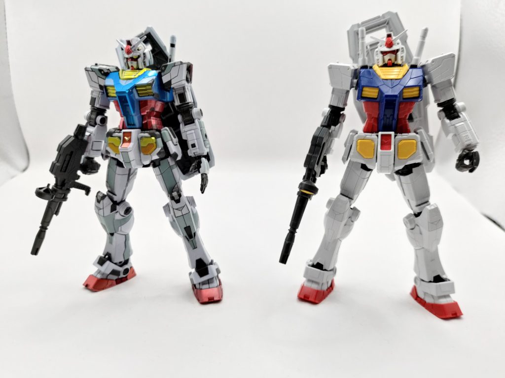 EXP2025版のパチ組とツーショット。グラスフェザーとか万博アーマーは好きじゃないけど横浜ガンダムは大好きです。EXP2025の方はいずれ別の色で塗りたいです。