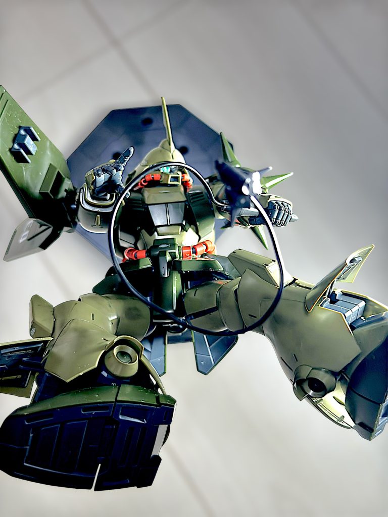 もう一つの新規武器の海ヘビを構え、ラウンドフォーミングジョイントで落下中の戦闘を表現。 このジョイントは、アクションベースだけでは不可能な角度でも安定する優れ物。素晴らしいギミックです！