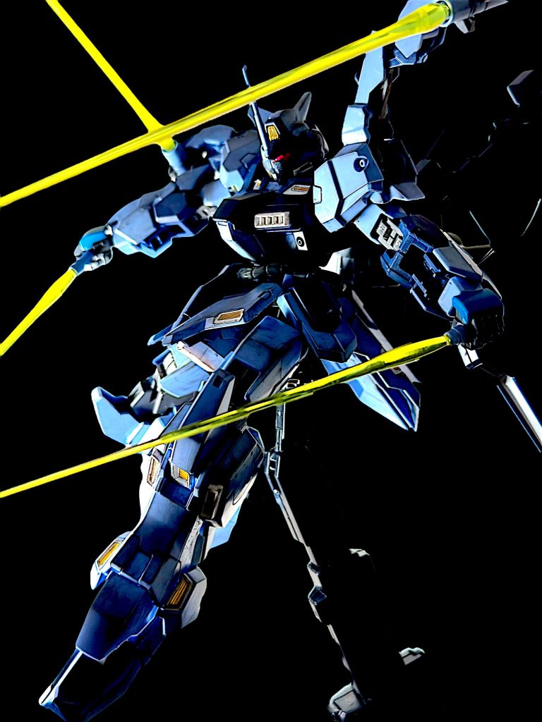 サブアームを使ってビームサーベル4刀流に。 この機体、触れば触るほど、機体のデザインとボリューム感から、ラスボスにしか見えなくなってきました。 そのため、全体的に手強く、かつ余裕のある感じを表してみました。