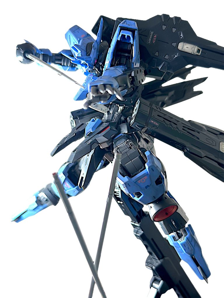 バーストサーベルをパージした際のパーツが2本付属するのが、ヴィダールの特徴をよく表してますね。写真手前に配置してみました。 また、刀身が長くて引き抜けないから鞘の方が下がる仕組みの発想自体が本当に秀逸です。